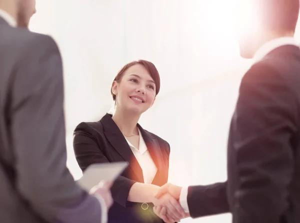 Geschäft verhandeln, Image Geschäftsfrau Handschlag — Stockfoto