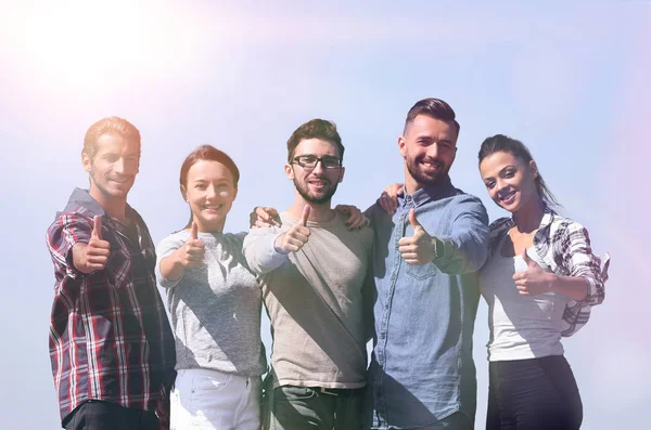 Grupo de jovens mostrando polegar para cima — Fotografia de Stock