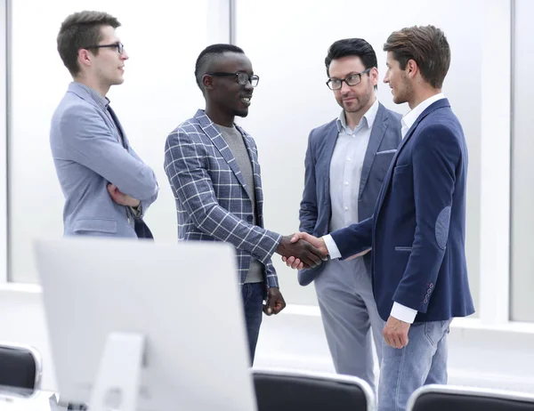 Stäng up.handshake affärsmän på kontoret — Stockfoto