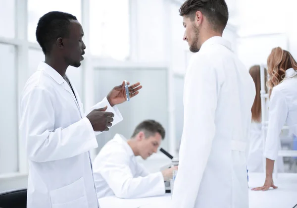 Grupo de estudiantes de química trabajando en laboratorio — Foto de Stock