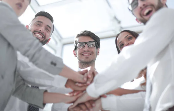 Nahaufnahme. das unternehmerische Team legte die Hände zusammen — Stockfoto