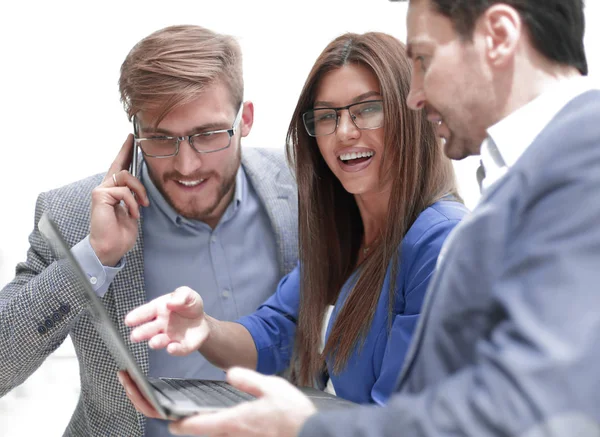 Nära up.employees med en laptop som diskuterar ny information — Stockfoto