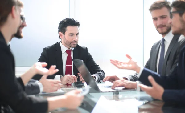 Equipo de negocios en una reunión de trabajo en la oficina — Foto de Stock