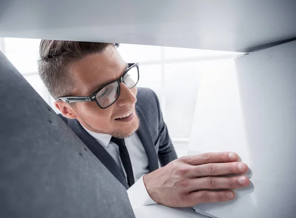 Ο άνθρωπος με τα γυαλιά στο γραφείο ψάχνει για έγγραφα — Φωτογραφία Αρχείου