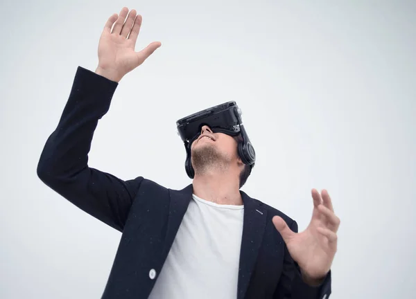 Close up.young hombre de negocios en un casco de realidad virtual. — Foto de Stock