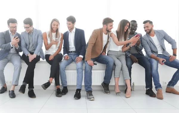 Groupe de jeunes communiquent dans la salle d'attente . — Photo