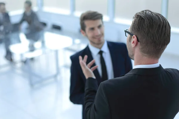 Posteriore view.businessman parlando con il suo partner . — Foto Stock