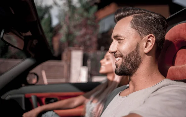 Fechar up.handsome homem dirigindo um carro conversível . — Fotografia de Stock