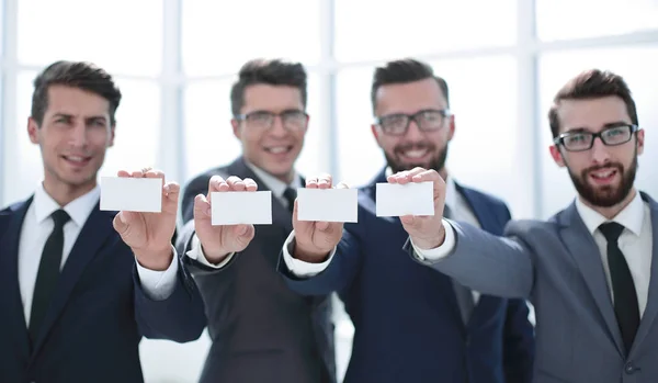 Τέσσερις νέοι επιχειρηματίες που δείχνουν την επαγγελματική τους κάρτα — Φωτογραφία Αρχείου