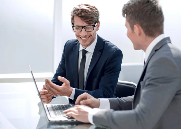 Empleados discutiendo información en línea sentado en la oficina Escritorio —  Fotos de Stock