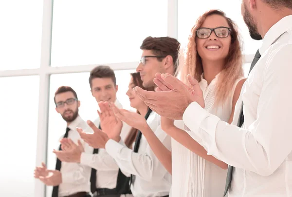 Feliz equipe de negócios aplaude enquanto está de pé no escritório — Fotografia de Stock