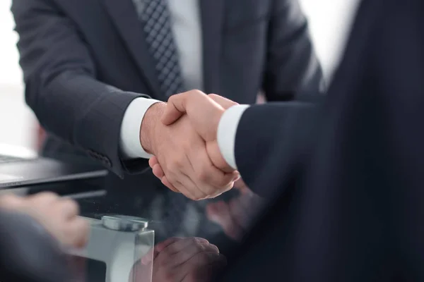 Az üzleti partnerek magabiztos kézfogása — Stock Fotó