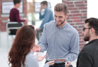 Takım toplantısı yaratıcı ofiste..