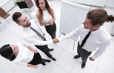 sunum öncesi meslektaşlarının el sıkışma.