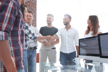 ofiste ortakların dostu el sıkışma