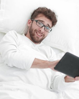 arka plan görüntüsü. adam dijital tablet üzerinde okuma.