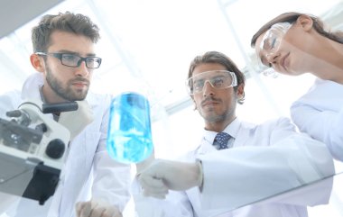 bilim adamları laboratuarda bir deney üzerinde çalışma grubu