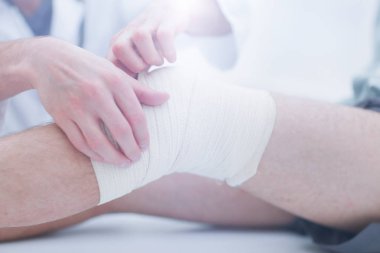 Doktor hastanın hastanede bacak sarmak orta bölümünde