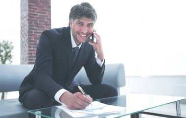 İşadamı mali belgeleriyle çalışma