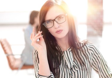 İş kadınları fotokopi alanını işaret ediyor