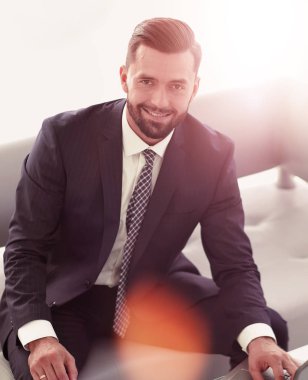 mali grafikler ile bir dizüstü bilgisayar üzerinde çalışan iş adamı