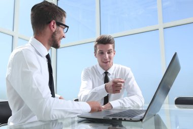 Meslektaşlarım masaya oturun ve konuşun.