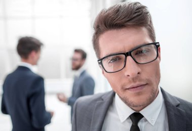 Yaklaş. Kendine güvenen genç iş adamı.