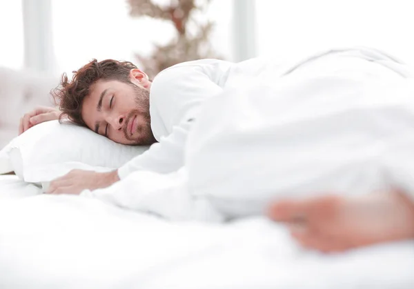 Крупним планом. втомлені чоловіки гучно сплять на ліжку — стокове фото