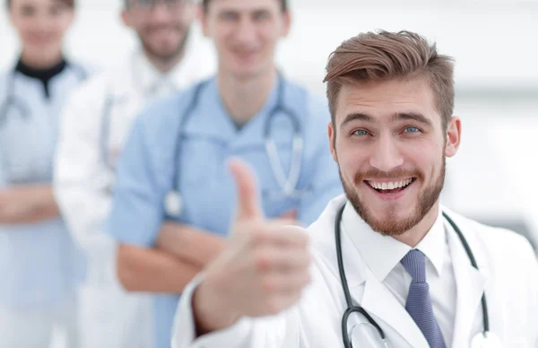 Zkušený lékař ukazuje palec — Stock fotografie