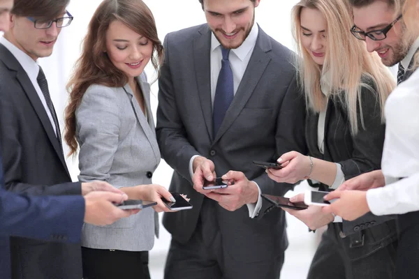 Primer plano hombre de negocios y mujer usando el teléfono inteligente —  Fotos de Stock