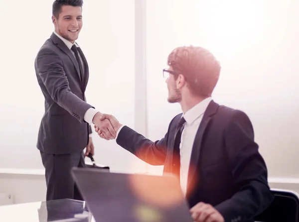 Youhg gente de negocios estrechando la mano . — Foto de Stock