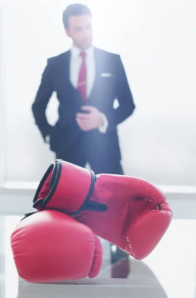 Boxing gloves on the businessmans desktop — Stock Photo, Image