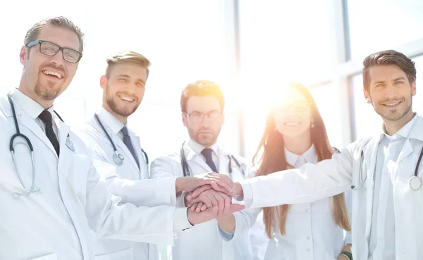 Grupo de médicos com as mãos dobradas juntas — Fotografia de Stock