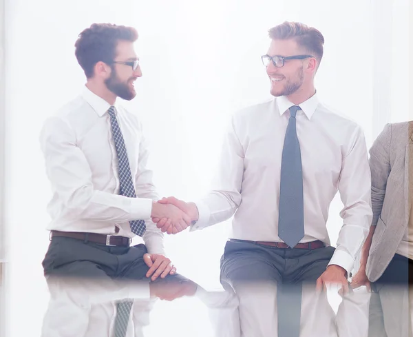 Geschäftshintergrund. Geschäftlicher Händedruck im neuen Büro — Stockfoto