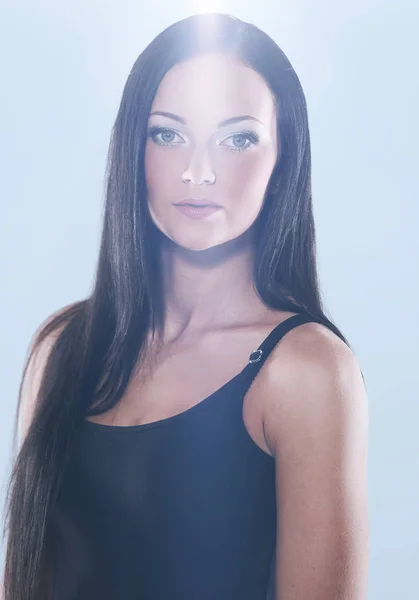 Retrato de una hermosa mujer de pelo negro posando sobre un fondo blanco —  Fotos de Stock