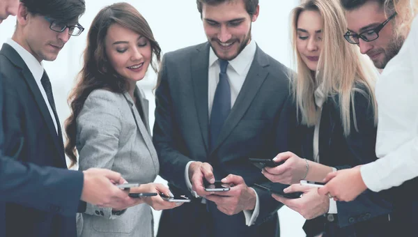 Fechar Empresário Mulher Usando Telefone Inteligente Para Conexão Negócios — Fotografia de Stock