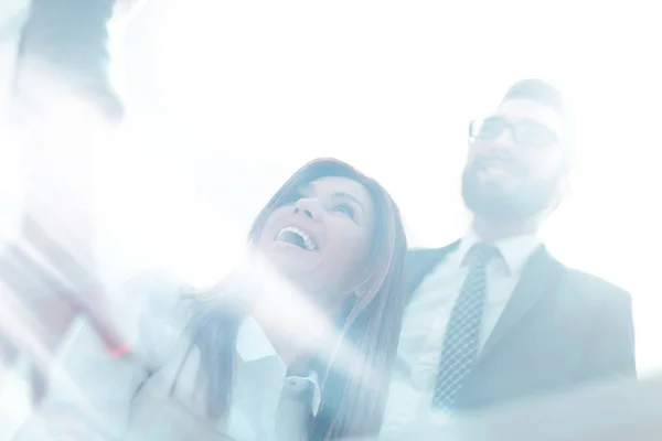 Durch die Glas.Geschäftskollegen am Schreibtisch — Stockfoto