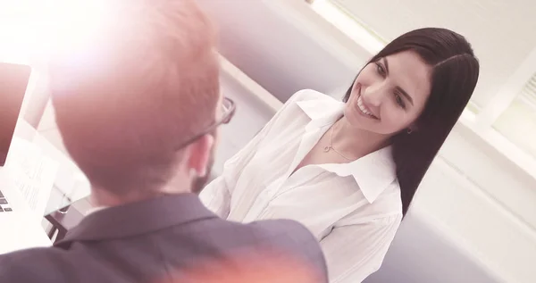 Primer plano de una joven mujer de negocios hablando con un colega . —  Fotos de Stock