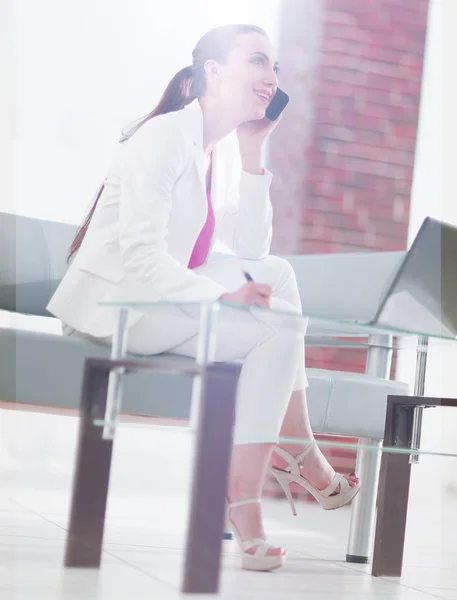 Бізнес-леді в сучасному офісі — стокове фото