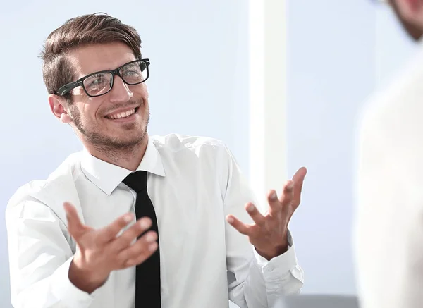 Gelukkig zakenman bespreken met collega nieuwe businessplan. — Stockfoto