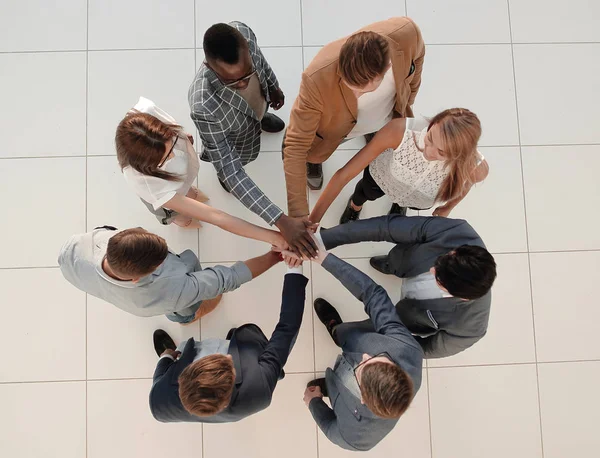 Топ-менеджеры бизнес-команды демонстрируют единство — стоковое фото