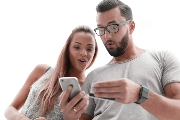 Young couple doing online shopping with smartphone — Stock Photo, Image