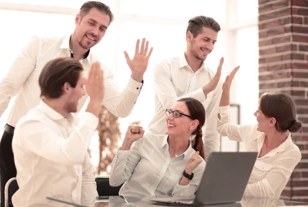 Team di business felice che mostra il loro successo . — Foto Stock