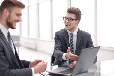 up.colleagues masa başında oturan bilgi tartışırken kapatın
