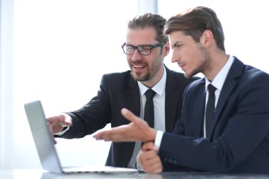 Online bilgi tartışırken up.business ortakları kapatmak