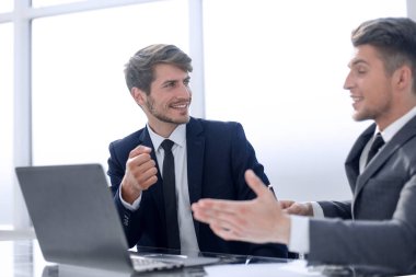 önemli belgeleri iş arkadaşlarınızla doldurun