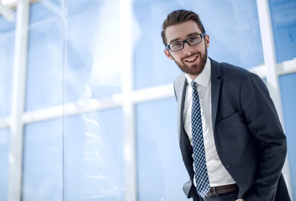 Uomo d'affari di successo su uno sfondo luminoso — Foto Stock