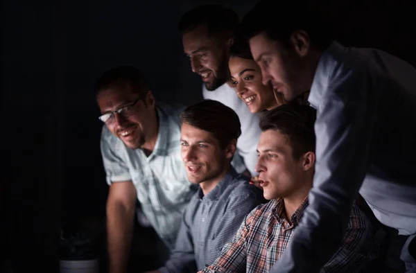Коллеги по бизнесу смотрят на экран компьютера — стоковое фото