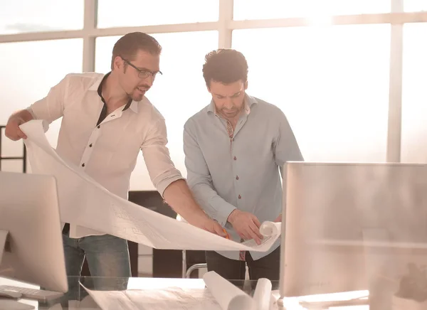 Employees discussing drawings for new project — Stock Photo, Image