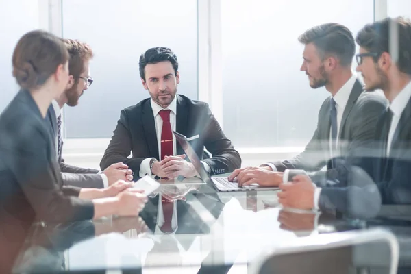 Equipe de negócios discutindo um novo projeto sentado na mesa — Fotografia de Stock